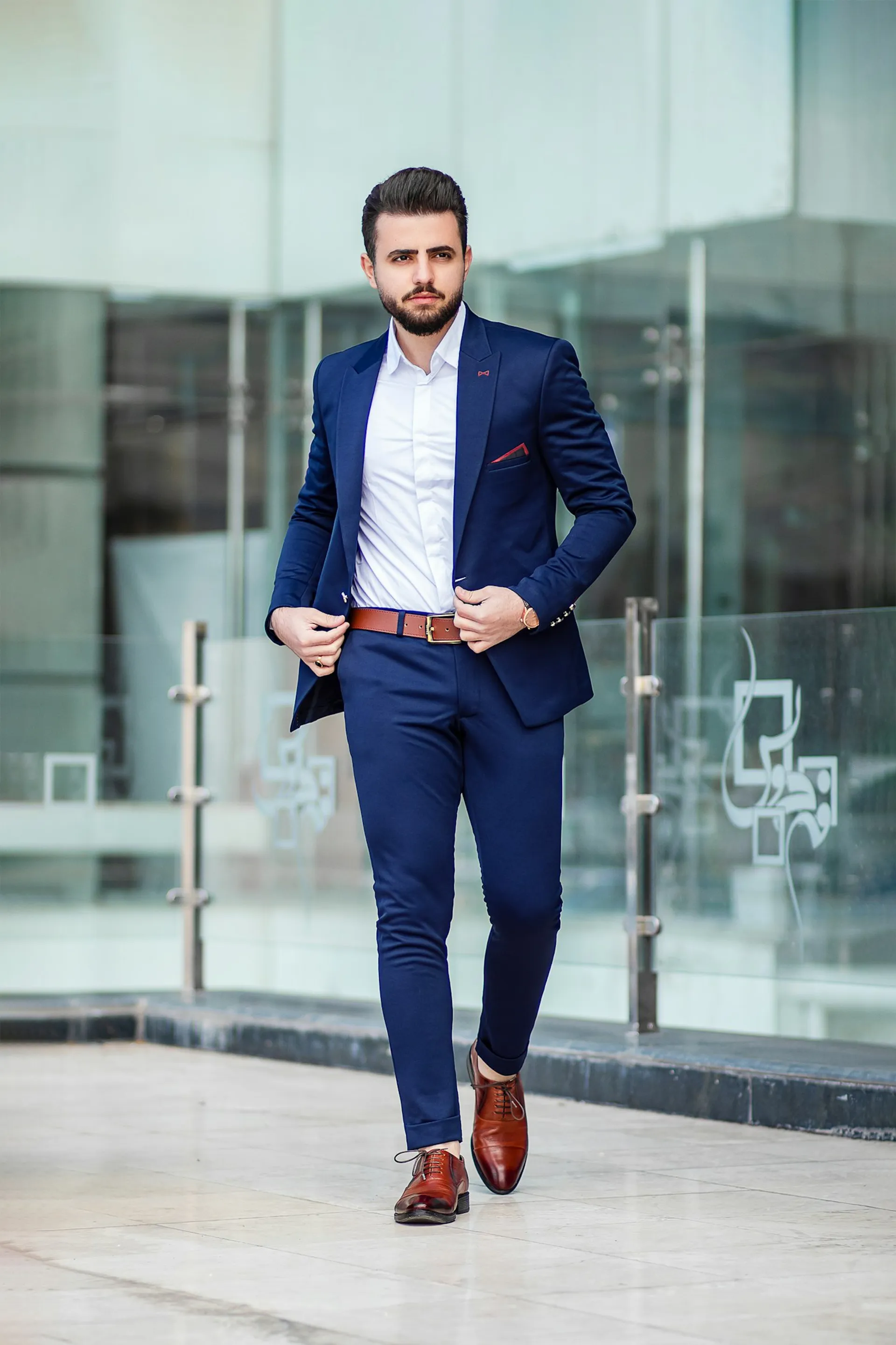 Bărbat elegant într-un costum bleumarin de croitorie italiană, showroom Lardini București