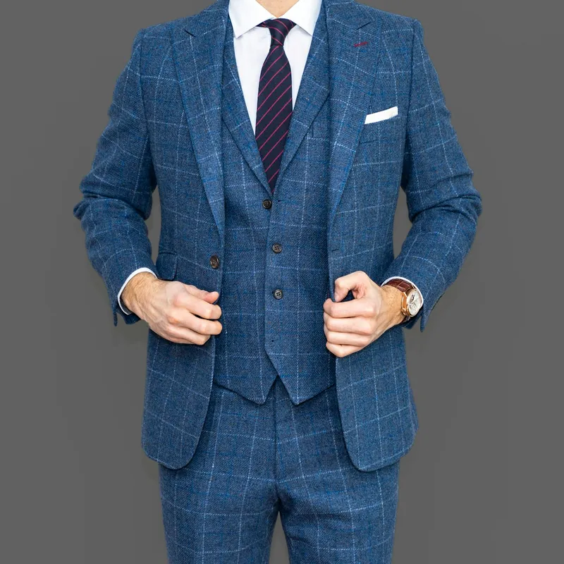 Costum albastru în carouri windowpane, trei piese cu vestă, cravată cu dungi roșii