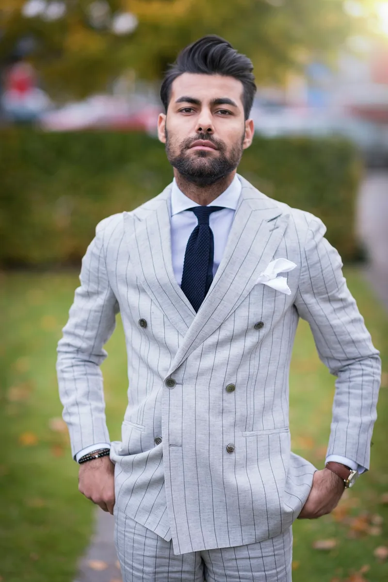 Costum gri perlă în dungi fine, double-breasted, cravată bleumarin