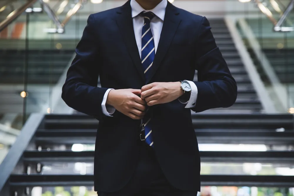 Costum business bleumarin clasic, ajustare la sacou