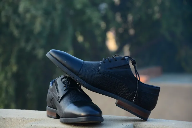 Pantofi negri eleganți din piele, prezentare dinamică în exterior